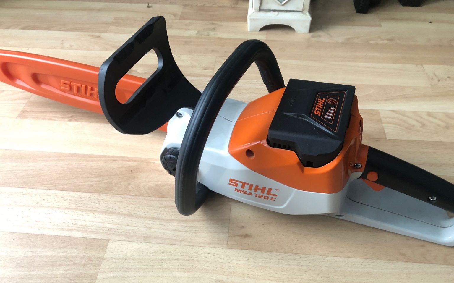 Die Stihl Akku Kettensäge MSA 120 CB im Kettensägen Test